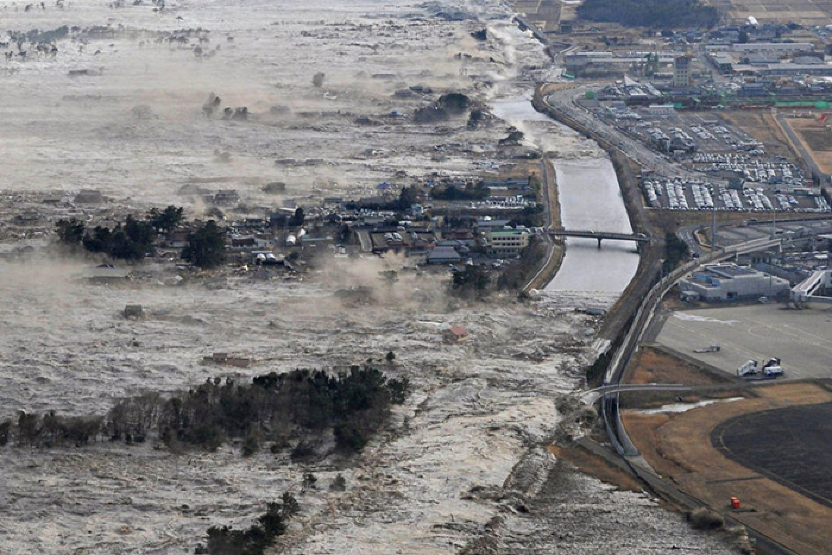 Волна прорыва и катастрофическое наводнение. ЦУНАМИ В Японии в 2011. Япония 2011 землетрясение и ЦУНАМИ. Землетрясение Тохоку 2011.